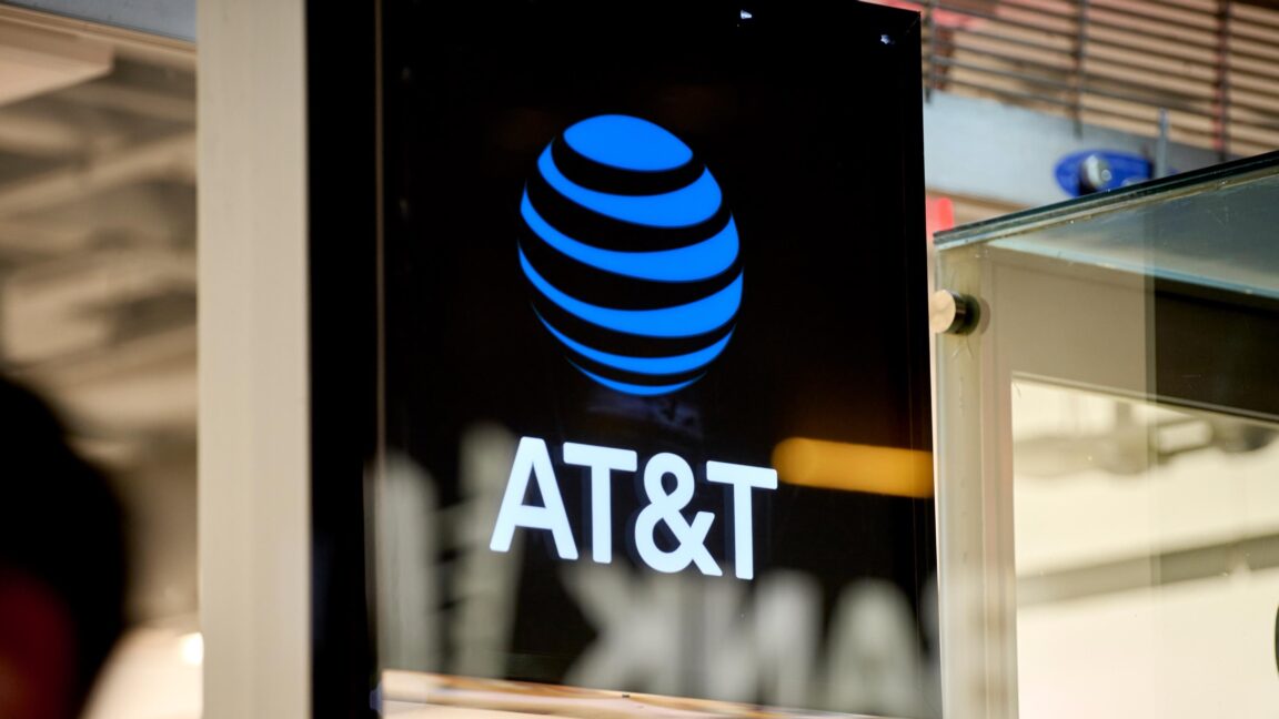 AT&T “complies” with law requiring cheap Internet by ending a service in NY